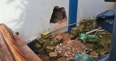 Ladrões abriram buraco na parede lateral da empresa (Foto:Via WhatsApp)