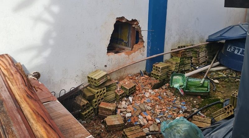 Ladrões abriram buraco na parede lateral da empresa (Foto:Via WhatsApp)