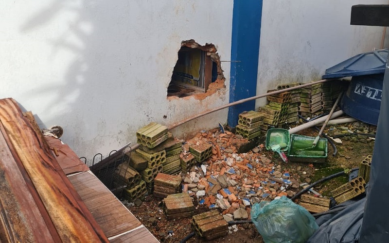 Ladrões abriram buraco na parede lateral da empresa (Foto:Via WhatsApp)