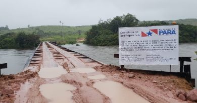 Placa colocada pela prefeitura sinaliza a execução da obra,convenio com Governo do Estado do Pará.(Foto:Jornal Folha do Progresso)