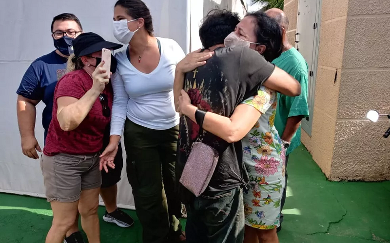 O piloto Antônio Sena sendo recepcionado no Hospital para onde foi levado para fazer exames — Foto: Elton Pereira/TV Tapajós 