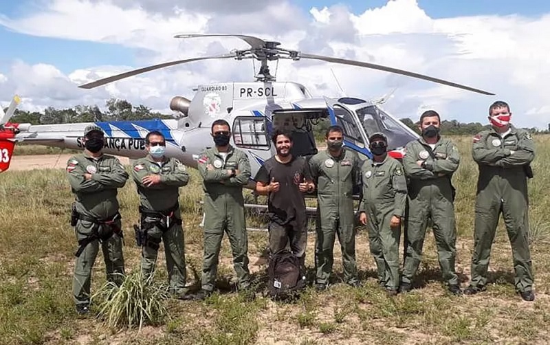 Equipe que fez o resgate e piloto santareno Antônio Sena, o "Toninho Sena", em Prainha, no Pará — Foto: Agência Pará/Divulgação