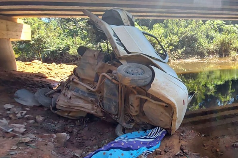 Fiat Siena que caiu, na segunda ponte do rio Braço Norte, na MT-419, que liga Guarantã do Norte a Novo Mundo.