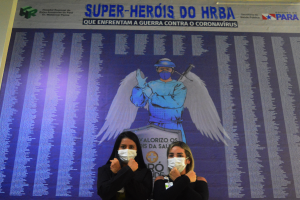 Colaboradoras interagindo com o painel Super-Heróis do HRBA - Foto Comunicação Pró-Saúde