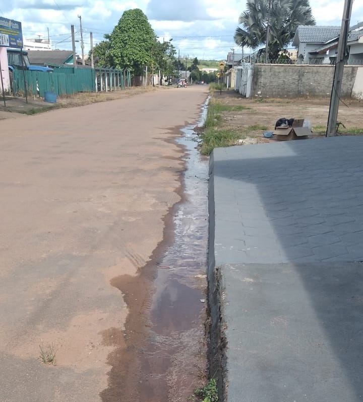 Agua  escore na via publica- Desperdício de água por conta de vazamento (Foto:via WhatsApp)
