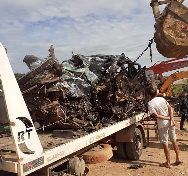 Veiculo S10 ficou destruído (Foto:Reprodução)