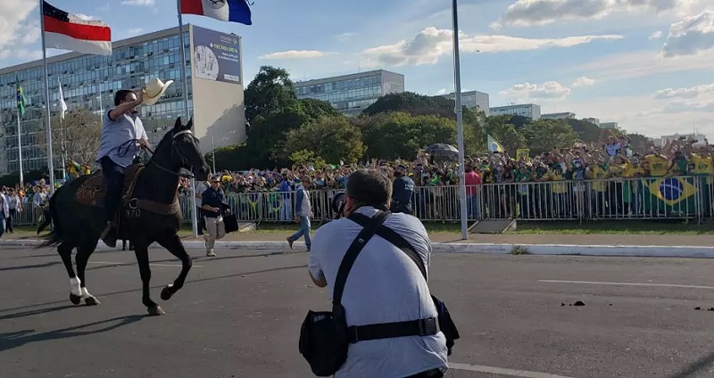  Bolsonaro montou a cavalo diante da multidão na Esplanada dos Ministérios – Foto: PMDF.