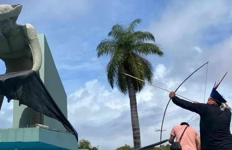 Indígenas ergueram arcos e flechas contra Monumento ao Garimpeiro — Foto: Reprodução/Instagram/levanteroraima