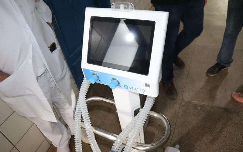  O ventilador pulmonar serve para auxiliar os pacientes com insuficiência respiratória (falta de capacidade de respirar sozinho). O aparelho funciona administrando a quantidade de ar que entra e sai do pulmão e controlando a mistura de gases utilizada e a quantidade de oxigênio.