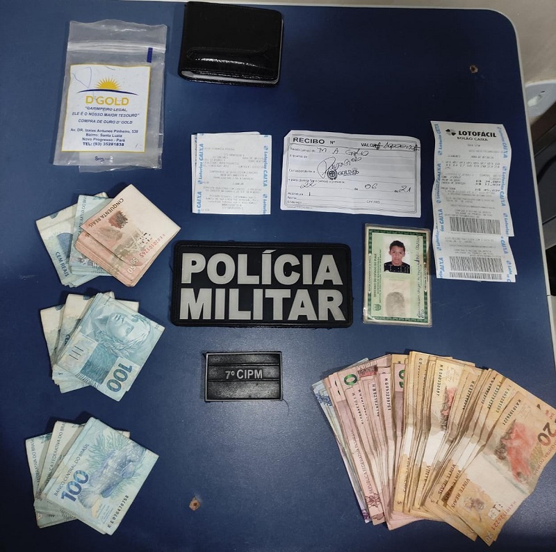 Dinheiro e pertences apreendidos pela policia militar(Foto:Divulgação PM)