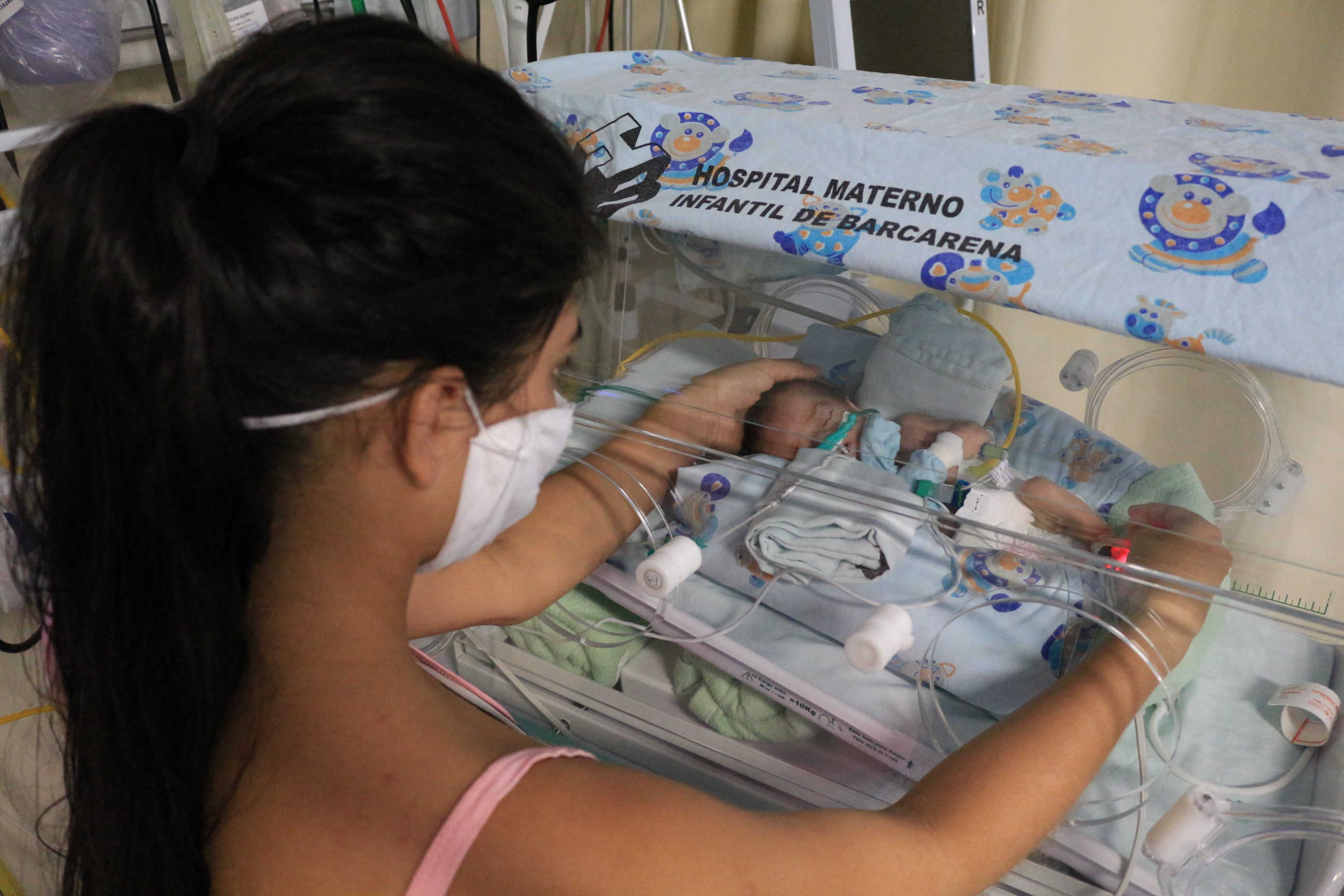 Mãe Ana Júlia no cuidados integrados ao filho Calebeno HMIB- Pró-Saúde