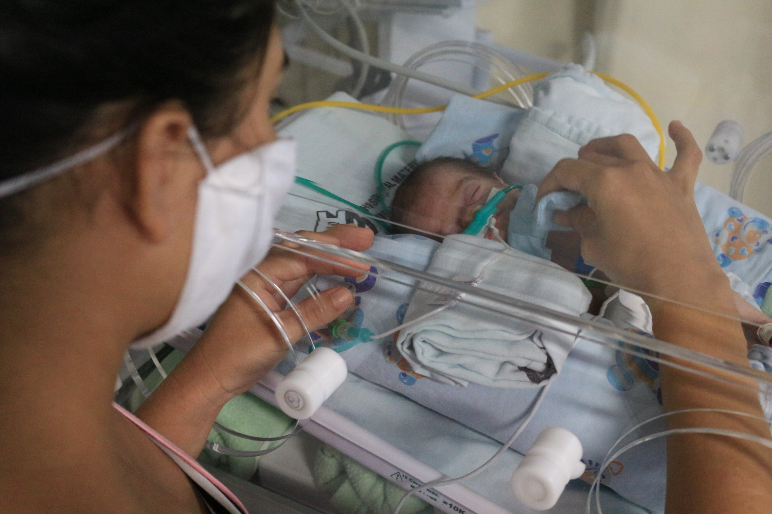 Mãe e bebê recebem acolhimento e orientações sobre prematuridade na UTIneonatal do HMIB- Pró_Saúde