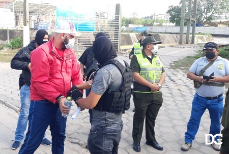 Luan sendo entregue aos agentes da PF na linha internacional (FOto: Pikinho Mejia )