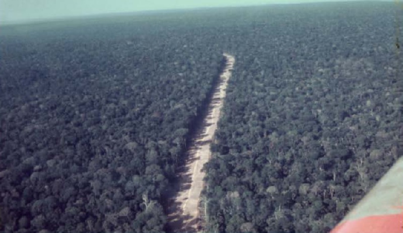 Vista aérea da recém construida Rodovia BR 163 anos 70 (Foto:Exercito Brasileiro)