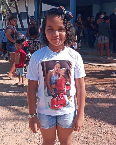 Manuella filha de Marinete de 8 anos participou do protesto (Foto:Adria Karoline para Jornal Folha do Progresso)