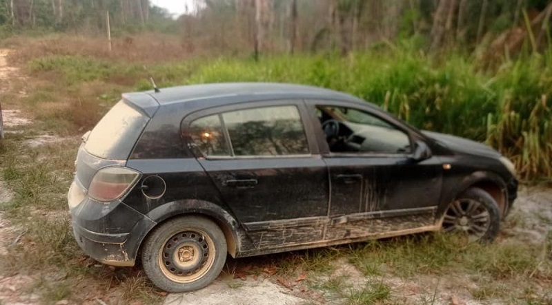 Veiculo suspeito foi encontrado abandonado nas proximidades do crime(Foto:Divulgação PM)