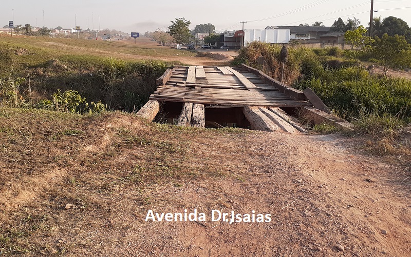 Ponte esta mais de ano abandonada sem sinalização(Foto:Adria Karoline ) .