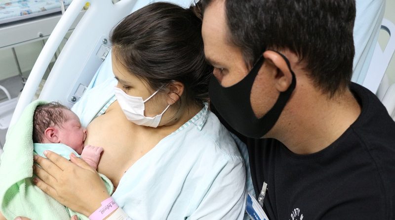 Aleitamento Materno na primeira hora de vida com o pai ao lado- Pró-Saúde