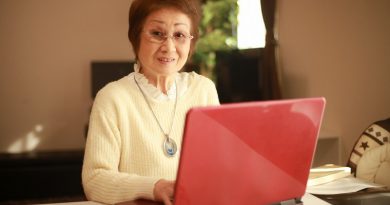 パソコンを使うシニア女性