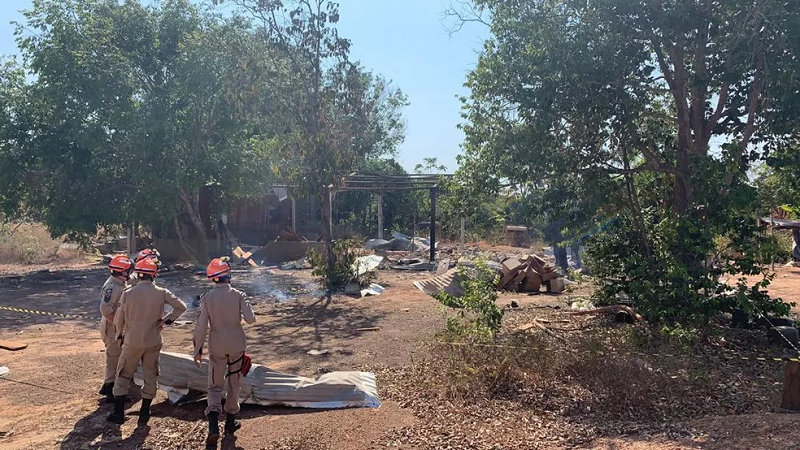 Bombeiros encontraram duas pessoas mortas após explosão de garimpo — Foto: Corpo de Bombeiros