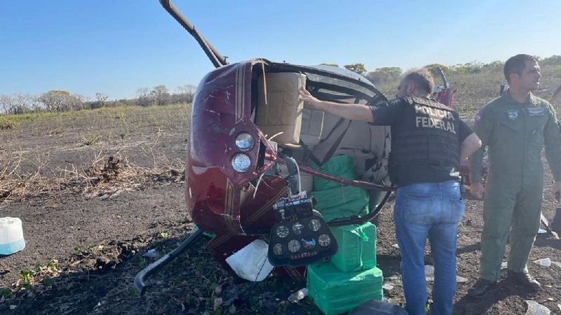 Helicóptero com aproximadamente 300 kg de cocaína caiu na região do Pantanal, em Poconé (MT), neste domingo (1º) - (Foto: Ciopaer/MT)