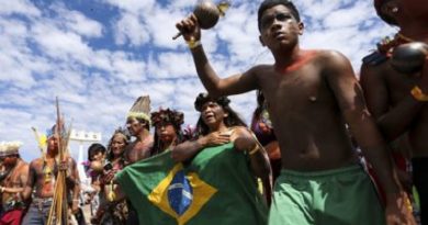 Indígenas de todo o país realizam marcha pela demarcação de terras e a garantia de seus direitos, na Esplanada dos Ministérios, como parte da programação do Acampamento Terra Livre.