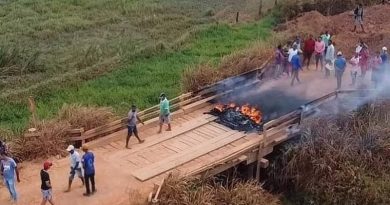 Garimpeiros bloqueiam rodovia para impedir comboio do Exército e da Força Nacional no Pará. — Foto: Reprodução / Autor desconhecido