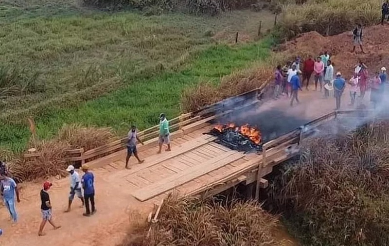 Garimpeiros bloqueiam rodovia para impedir comboio do Exército e da Força Nacional no Pará. — Foto: Reprodução / Autor desconhecido