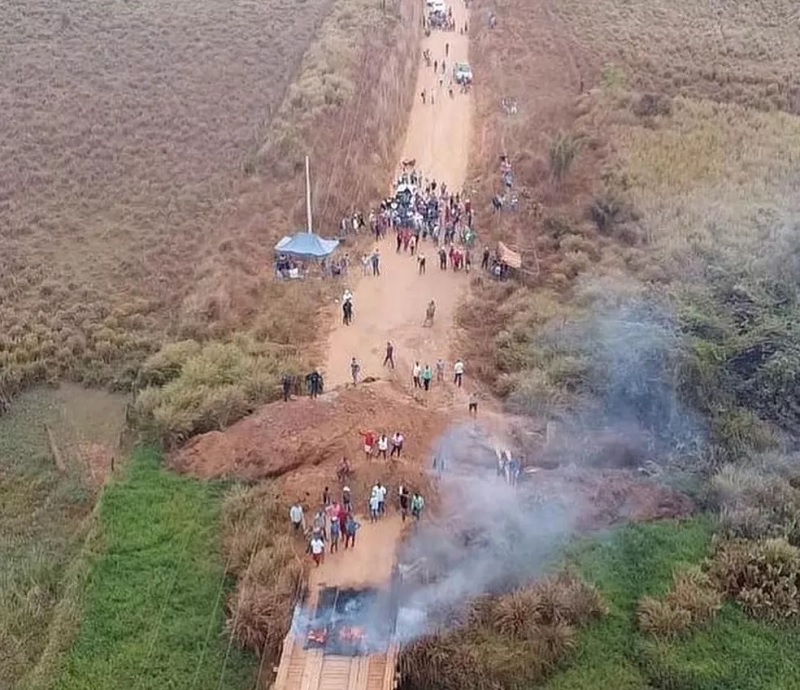 Garimpeiros protestam contra operação federal no Pará. — Foto: Reprodução / Elion 