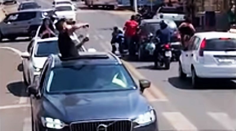 jogando-dinheiro-1536x937