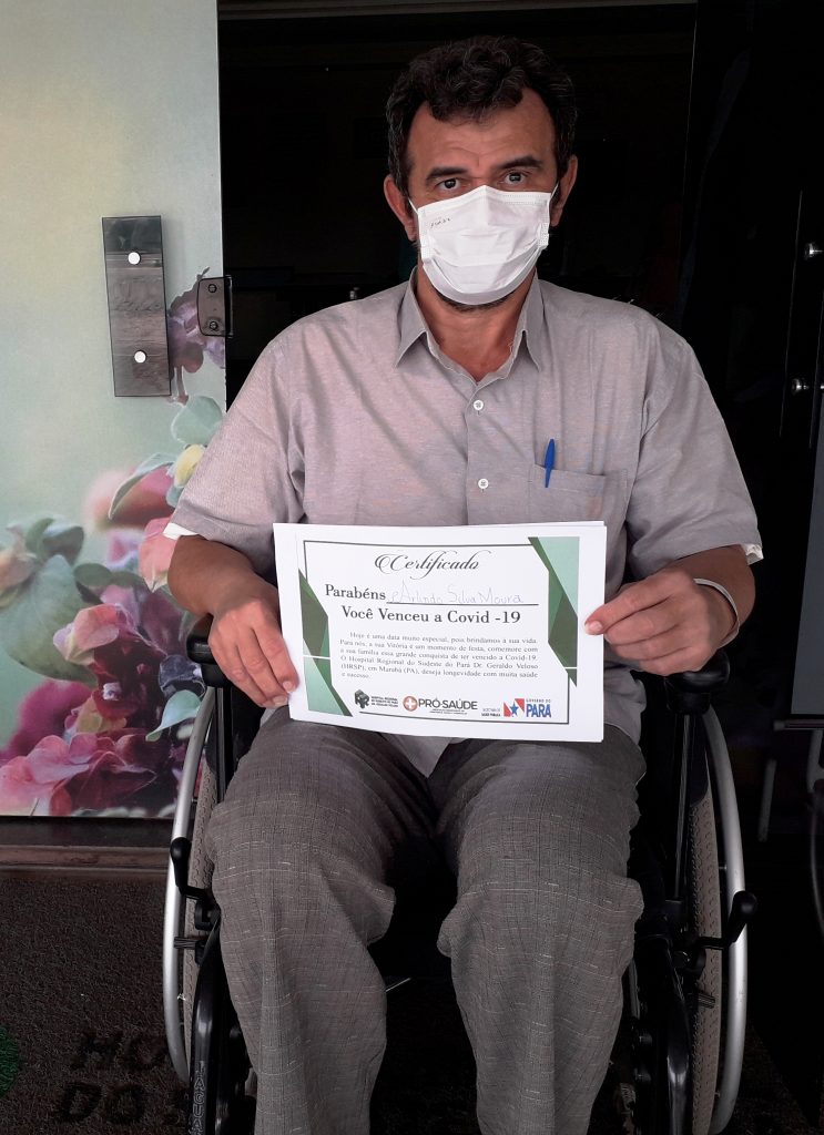 Padre Arlindo celebra alta, com profissionais de saude do HRSP. Fotografia Comunicação Pró-saúde