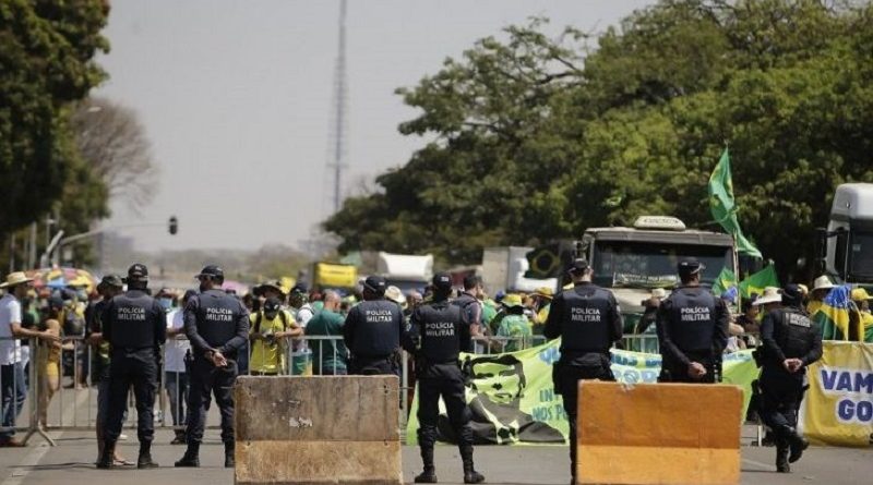 caminhoes-na-esplanada-querem-forcar-acesso-ao-stf-4421ce52fd489b1df1fac894174299d1