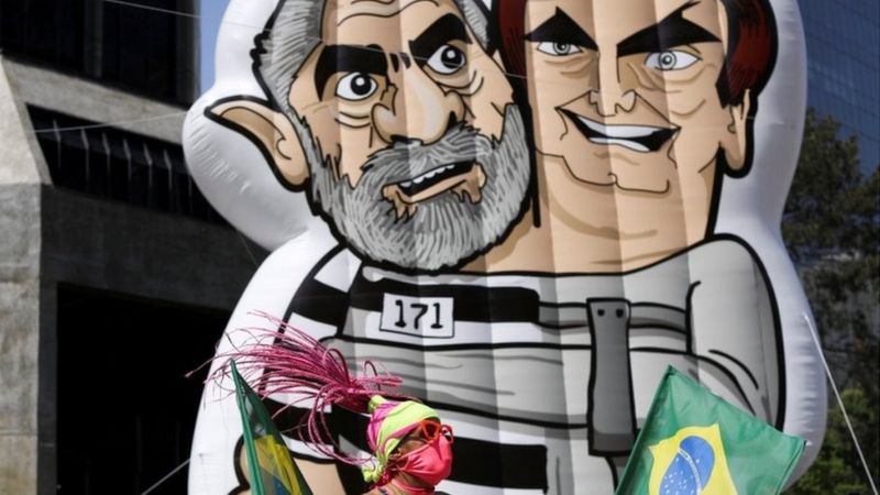 Ato na Avenida Paulista contou com boneco crítico a Lula e Bolsonaro (Foto:Crédito, Reuters)