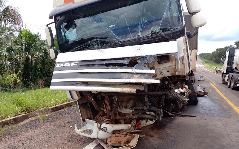 Caminhão teve frente destruída (Foto:Reprodução)