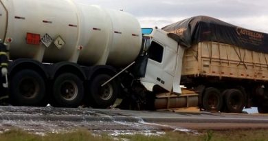 acidente-carretas-nova-mutum-outubro-2021-Sbt-mutum-900x556
