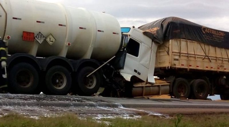 acidente-carretas-nova-mutum-outubro-2021-Sbt-mutum-900x556