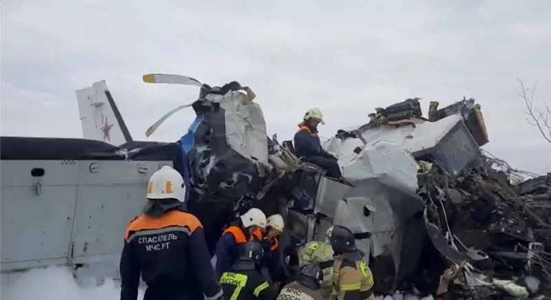 Socorristas trabalham no local da queda do avião L-410 perto da cidade de Menzelinsk, na República do Tartaristão, Rússia, no dia em 10 de outubro de 2021 — Foto: Ministério de Emergências da Rússia/Via Reuters