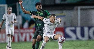 caio-do-goias-e-joel-carli-do-botafogo-disputam-lance-em-jogo-da-serie-b-1635298253519_v2_900x506