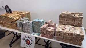 Quase 12 milhões em dinheiro, entre real e dólar, foram encontrados em cabine de carreta — Foto: Secretaria de Segurança Pública