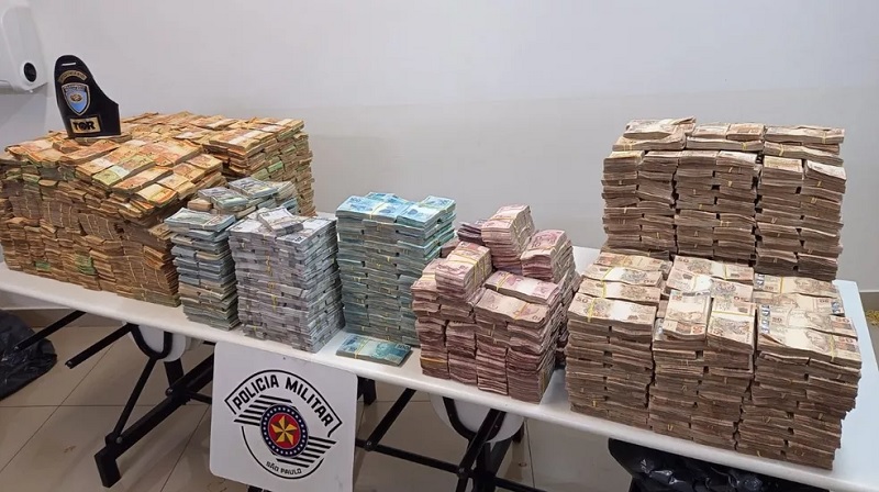 Quase 12 milhões em dinheiro, entre real e dólar, foram encontrados em cabine de carreta — Foto: Secretaria de Segurança Pública