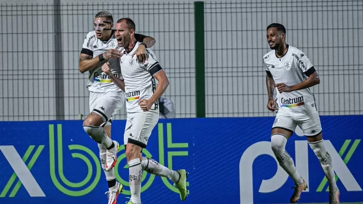  Jogadores do Botafogo comemoram gol de Joel Carli contra o Goiás - Heber Gomes/AGIF - Heber Gomes/AGIF Imagem: Heber Gomes/AGIF 