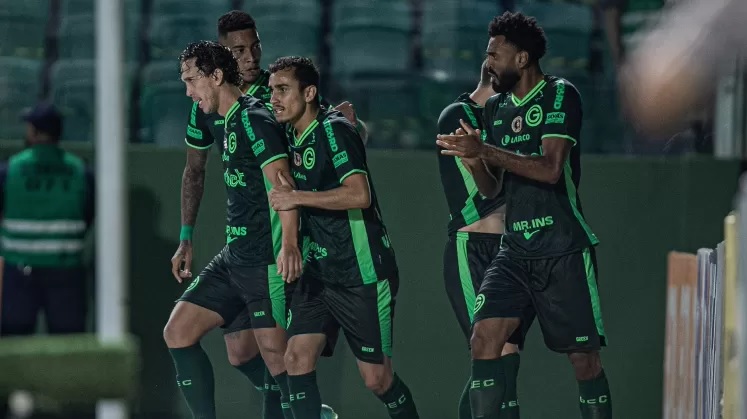 Jogadores do Goiás comemoram gol de Hugo contra o Botafogo - Heber Gomes/AGIF - Heber Gomes/AGIF Imagem: Heber Gomes/AGIF 