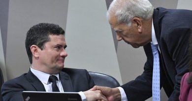 Comissão de Constituição, Justiça e Cidadania (CCJ) realiza audiência pública interativa para prestar informações e esclarecimentos a respeito do pacote anticrime e da atuação do Ministério da Justiça e Segurança Pública, apresentar e discutir as diretrizes e prioridades da pasta. 

Mesa: 
ministro de Estado da Justiça e Segurança Pública, Sergio Moro; 
senador Oriovisto Guimarães (Pode-PR); 
presidente da CCJ, senadora Simone Tebet (MDB-MS). 

Foto: Geraldo Magela/Agência Senado