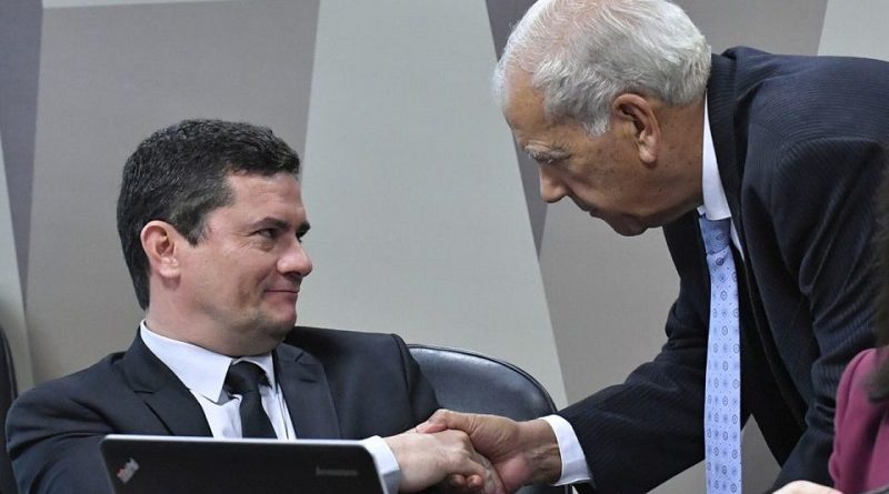 Comissão de Constituição, Justiça e Cidadania (CCJ) realiza audiência pública interativa para prestar informações e esclarecimentos a respeito do pacote anticrime e da atuação do Ministério da Justiça e Segurança Pública, apresentar e discutir as diretrizes e prioridades da pasta. 
Mesa: 
ministro de Estado da Justiça e Segurança Pública, Sergio Moro; 
senador Oriovisto Guimarães (Pode-PR); 
presidente da CCJ, senadora Simone Tebet (MDB-MS). 
Foto: Geraldo Magela/Agência Senado