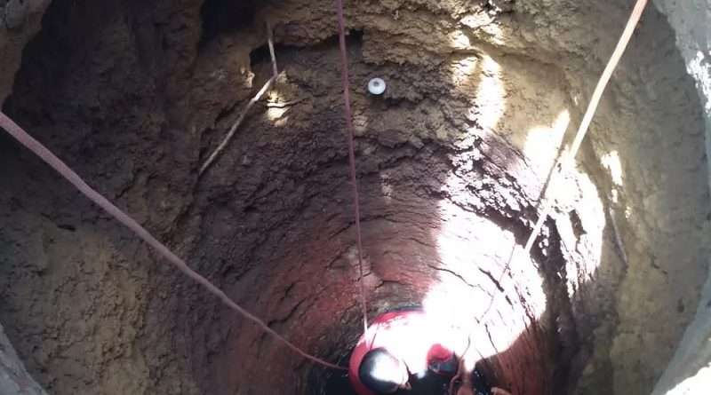 A menina estva se afogando no momento em que a mãe pulou no poço — Foto: Arquivo pessoal/Paullan