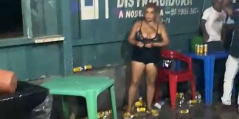 Aline Paula , foi detida pela Policia Militar de posse da faca do crime (Foto:Reprodução)