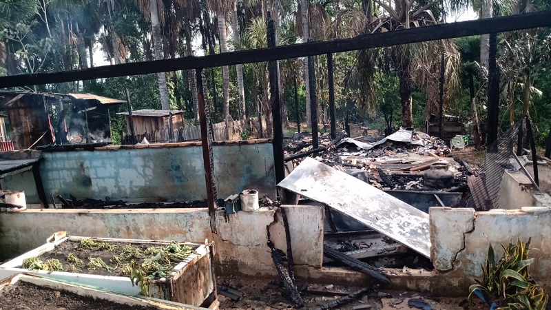 Casa foi destruída pelo fogo (Foto:Via WhatsApp)