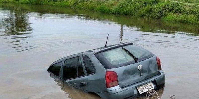 carro-dentro-de-represa