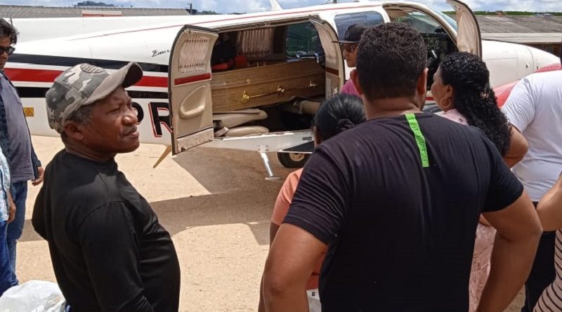 Corpo do piloto Edinaldo sendo velado no Garimpo São Raimundo (Foto:Via WhatsApp Jornal Folha do Progresso )