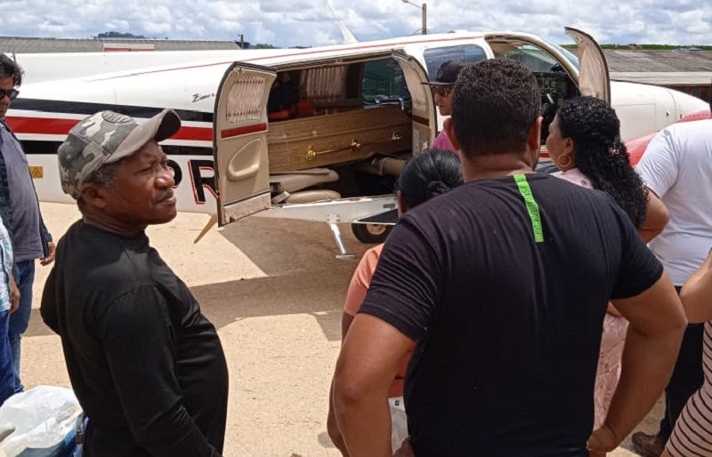 Corpo do piloto Edinaldo sendo velado no Garimpo São Raimundo (Foto:Via WhatsApp Jornal Folha do Progresso )
